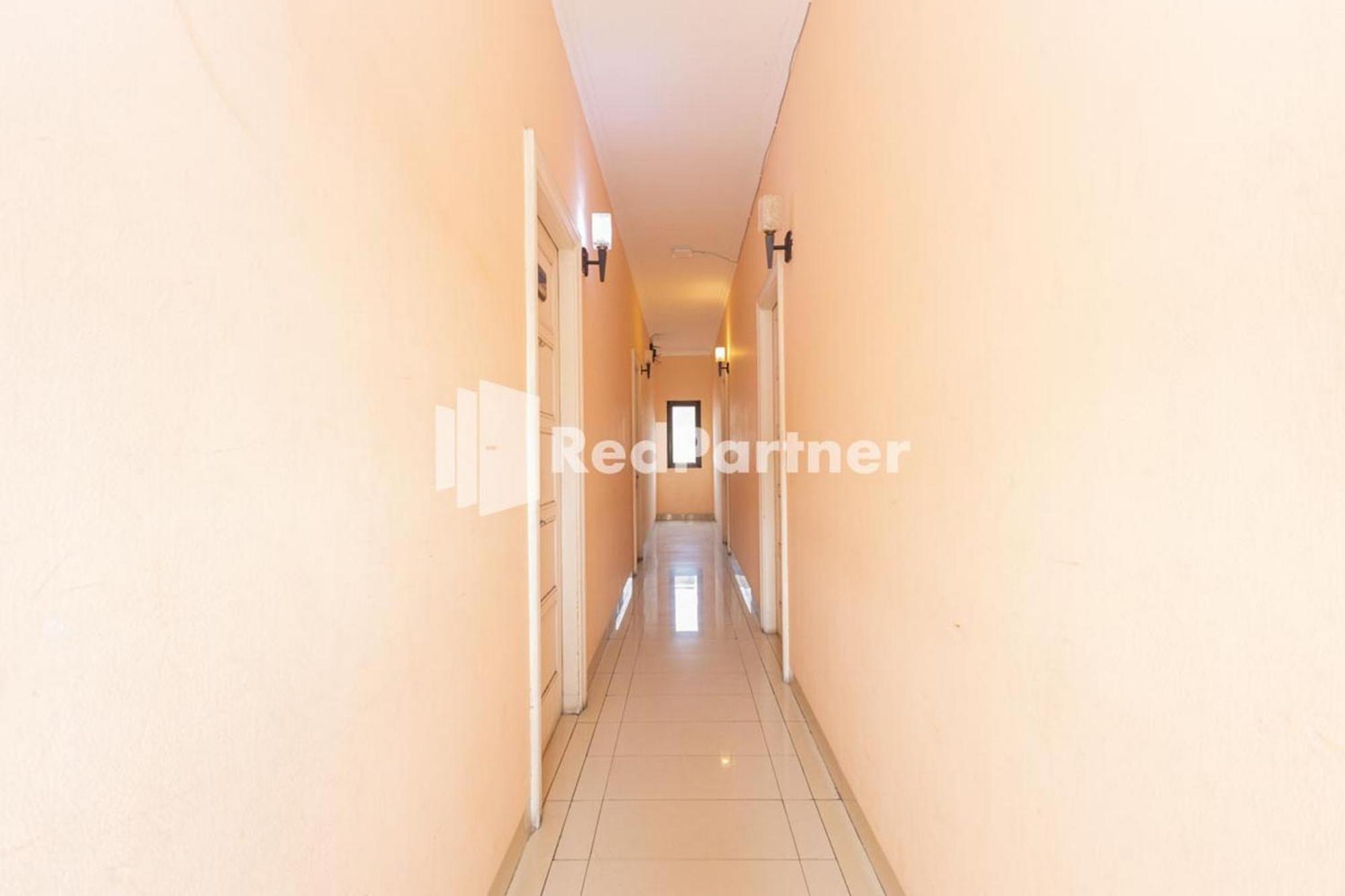 Star Hotel Jaksa Mitra Reddoorz Джакарта Екстер'єр фото