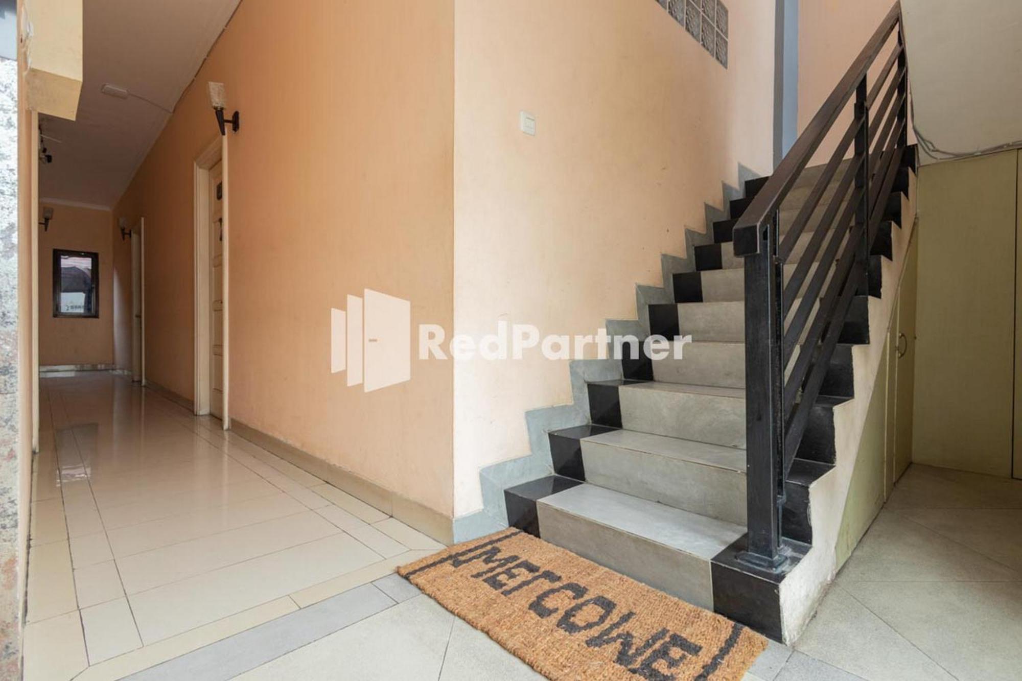 Star Hotel Jaksa Mitra Reddoorz Джакарта Екстер'єр фото