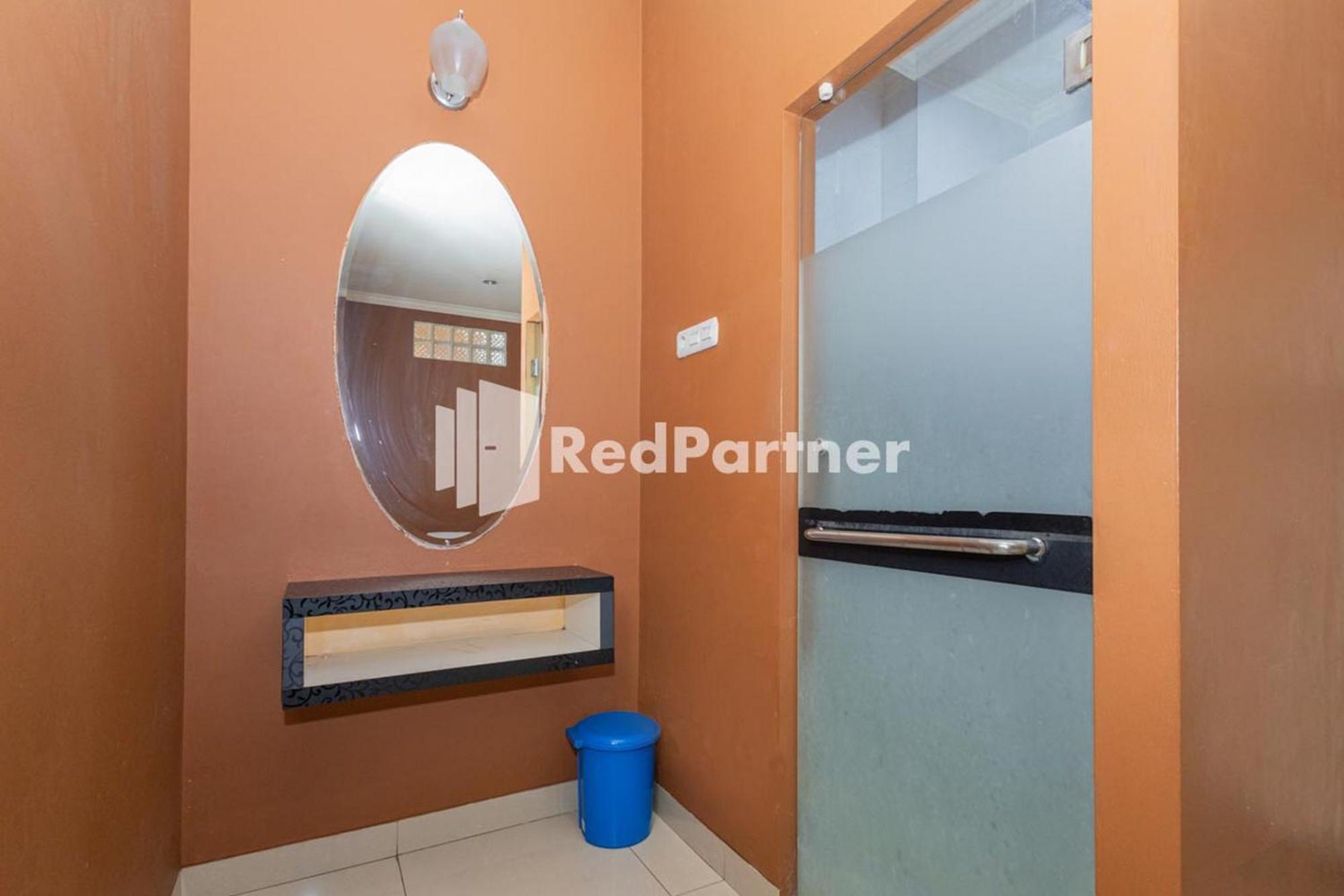 Star Hotel Jaksa Mitra Reddoorz Джакарта Екстер'єр фото