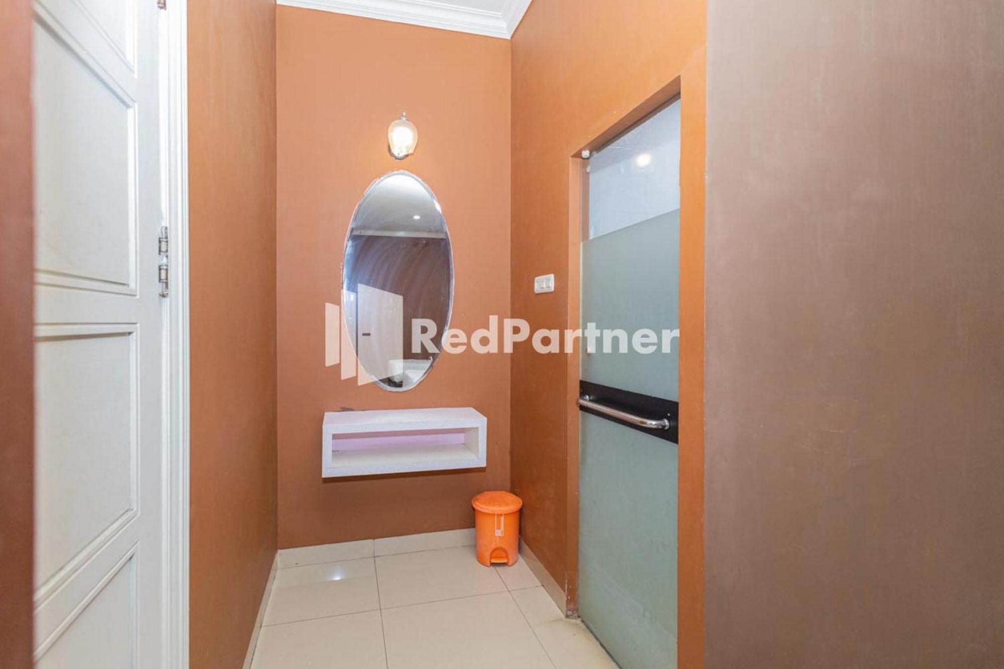 Star Hotel Jaksa Mitra Reddoorz Джакарта Екстер'єр фото