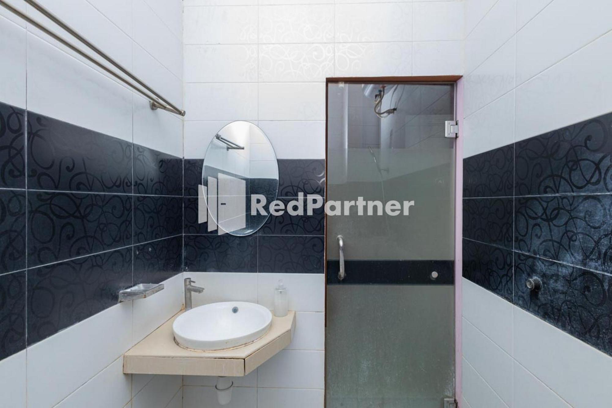 Star Hotel Jaksa Mitra Reddoorz Джакарта Екстер'єр фото
